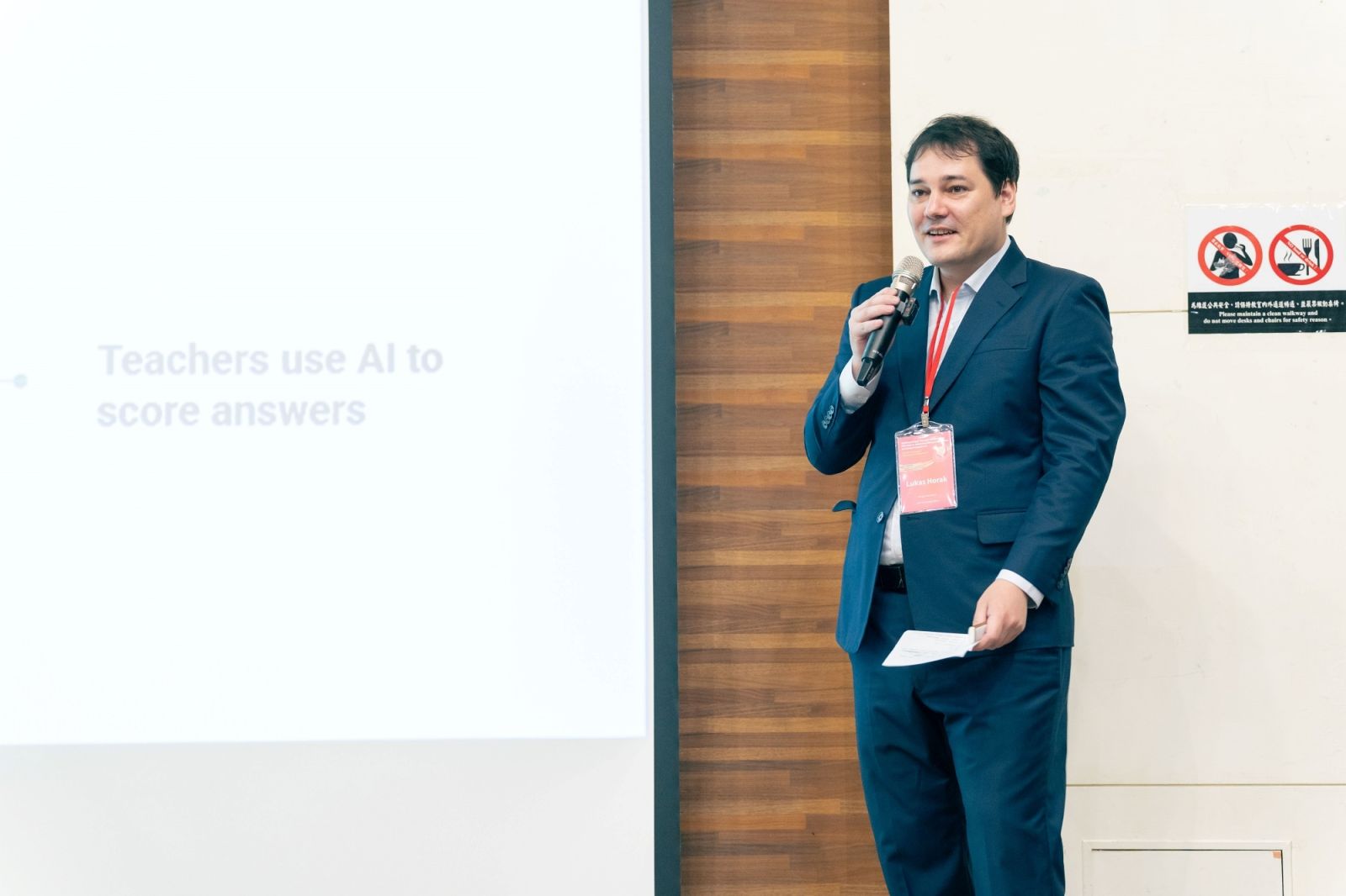 Sensay技術長 Lukas Horak 介紹Sensay 與 RCEMI 合作的AI口語訓練計畫成果。