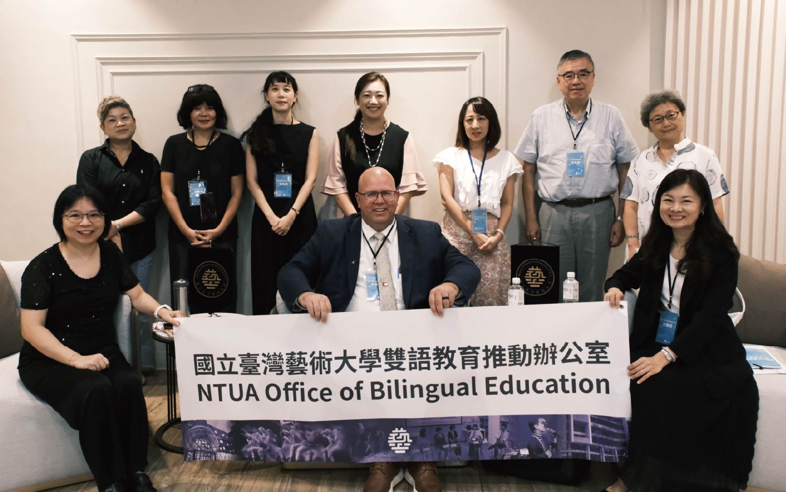 UT Austin英語中心主任史麥可博士於新生訓練中說明課程規劃、校園學習環境與生活資訊，並為每位學員開通專屬學生帳號與校園Wi-Fi，讓參訓教師都能快速融入國際校園生活，即刻連結德州大學圖書館系統之豐富學術資源，全面展開沉浸式學習旅程。