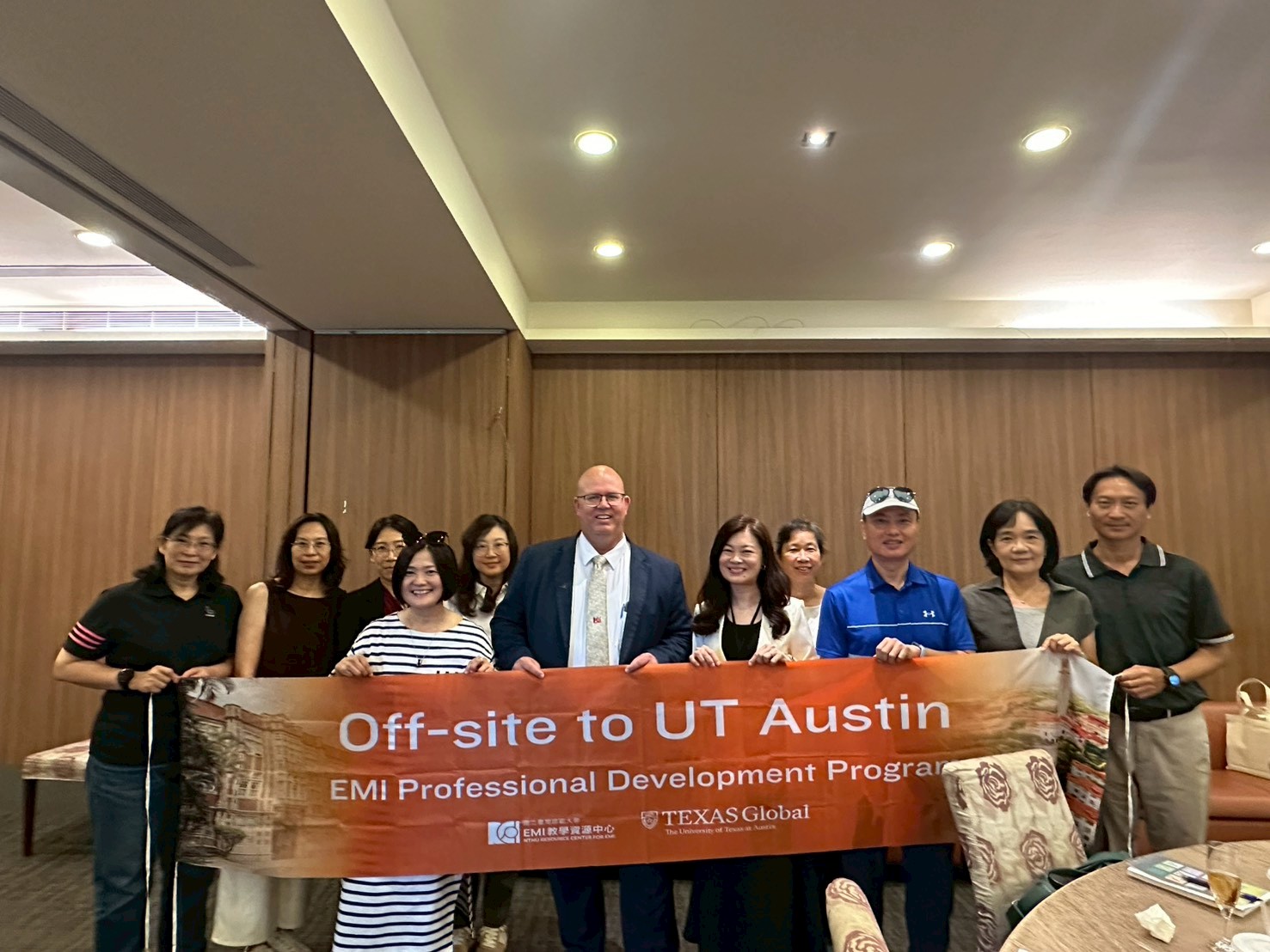 UT Austin英語中心主任史麥可博士於新生訓練中說明課程規劃、校園學習環境與生活資訊，並為每位學員開通專屬學生帳號與校園Wi-Fi，讓參訓教師都能快速融入國際校園生活，即刻連結德州大學圖書館系統之豐富學術資源，全面展開沉浸式學習旅程。