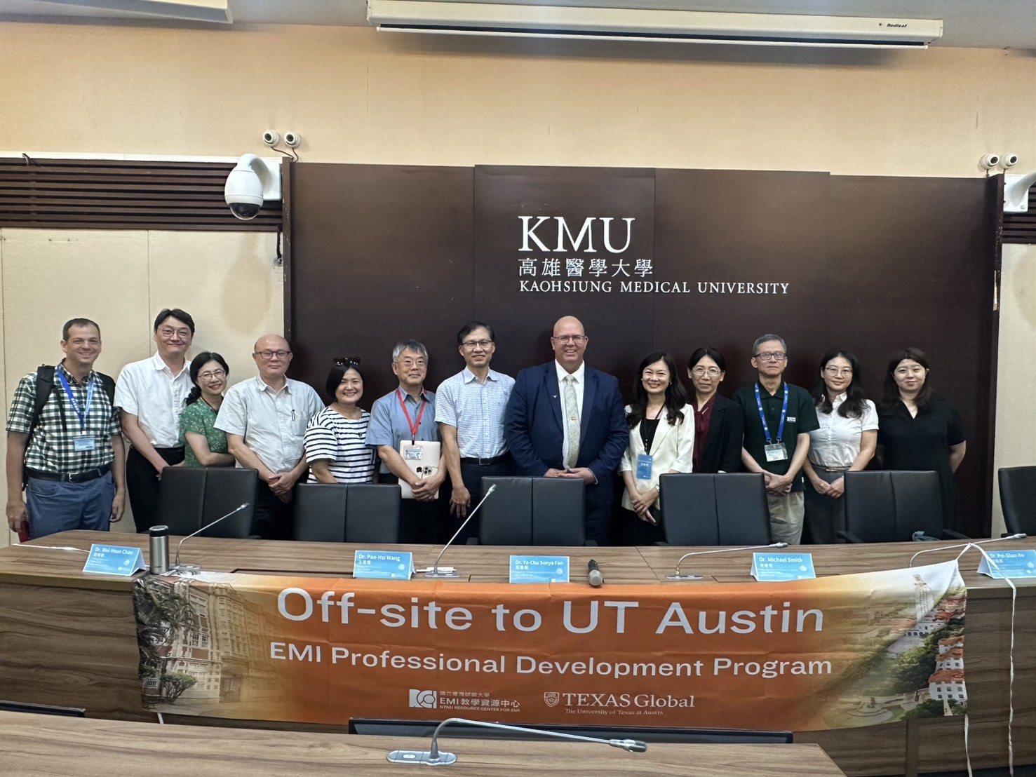 UT Austin英語中心主任史麥可博士於新生訓練中說明課程規劃、校園學習環境與生活資訊，並為每位學員開通專屬學生帳號與校園Wi-Fi，讓參訓教師都能快速融入國際校園生活，即刻連結德州大學圖書館系統之豐富學術資源，全面展開沉浸式學習旅程。